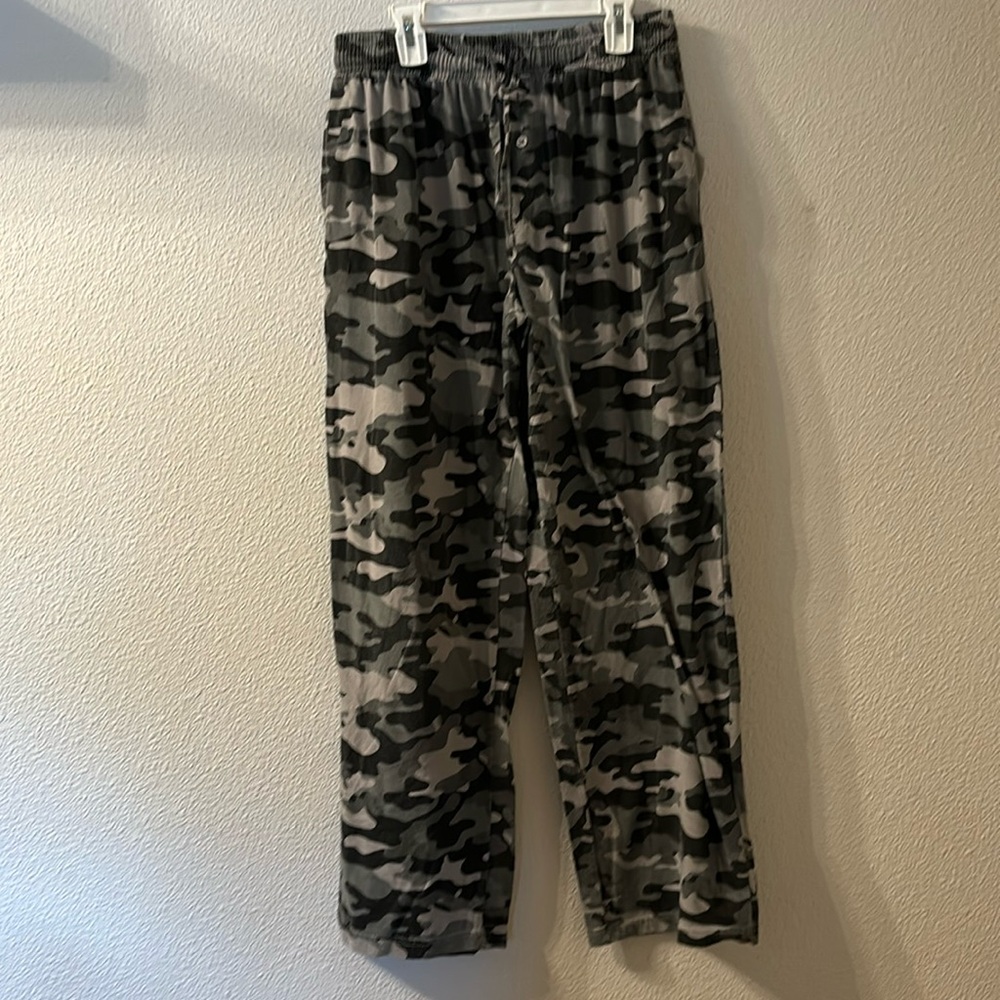 Mad Engine camo pajama bottoms size small